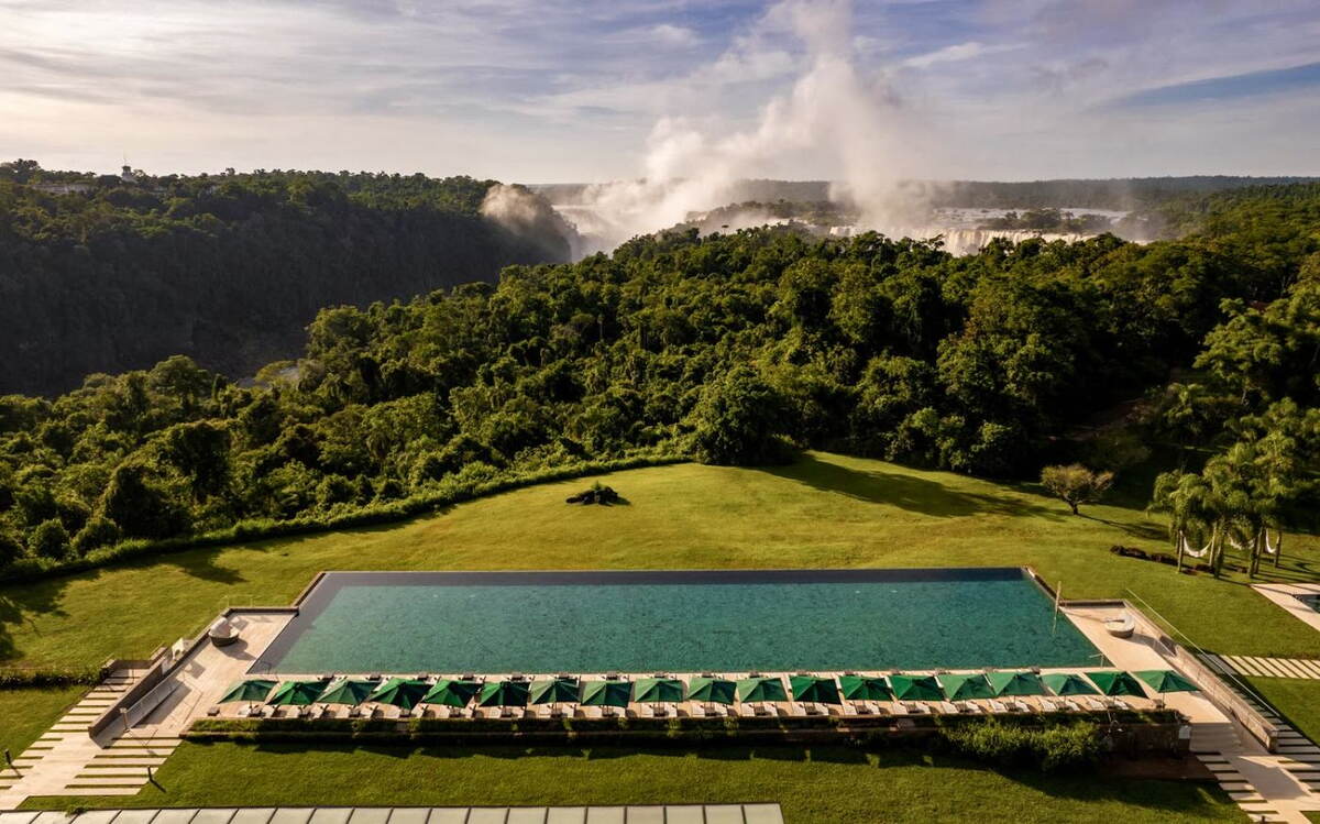 Инфинити басейнът на Gran Meliá Iguazú с изглед към водопадите и джунглата