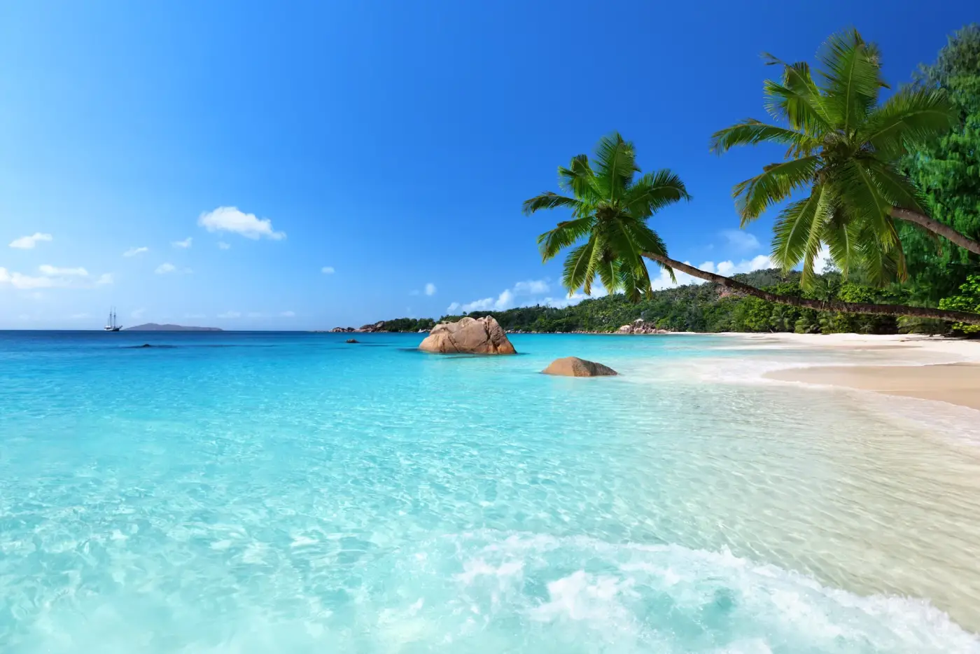 The turquoise beach of Praslin, Seychelles — plan your warm winter holiday