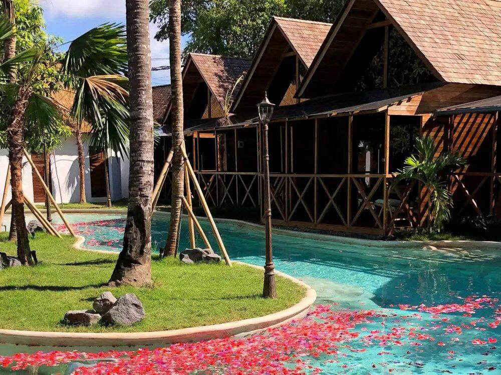 The bungalows and pool at ViliBali